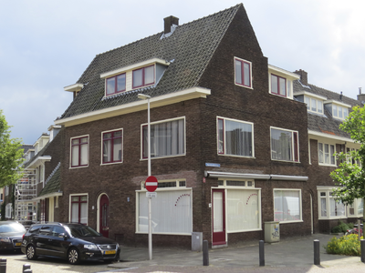 908684 Gezicht op het winkelhoekpand Hasebroekstraat 19 te Utrecht, met links de Bakhuizen van den Brinkstraat.N.B. ...